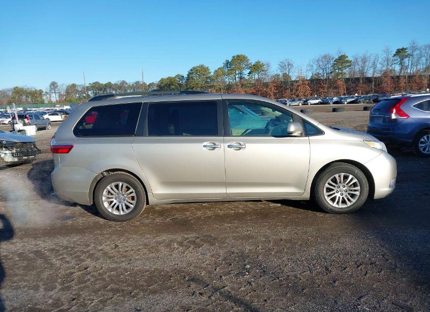 Photo 13 of 2015 Toyota Sienna XLE 8 PASSENGER (VIN 5TDYK3DC1FS563230)