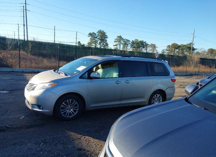 Photo 14 of 2015 Toyota Sienna XLE 8 PASSENGER (VIN 5TDYK3DC1FS563230)