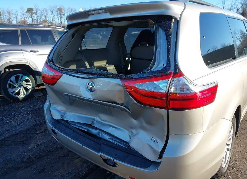 Photo 19 of 2015 Toyota Sienna XLE 8 PASSENGER (VIN 5TDYK3DC1FS563230)