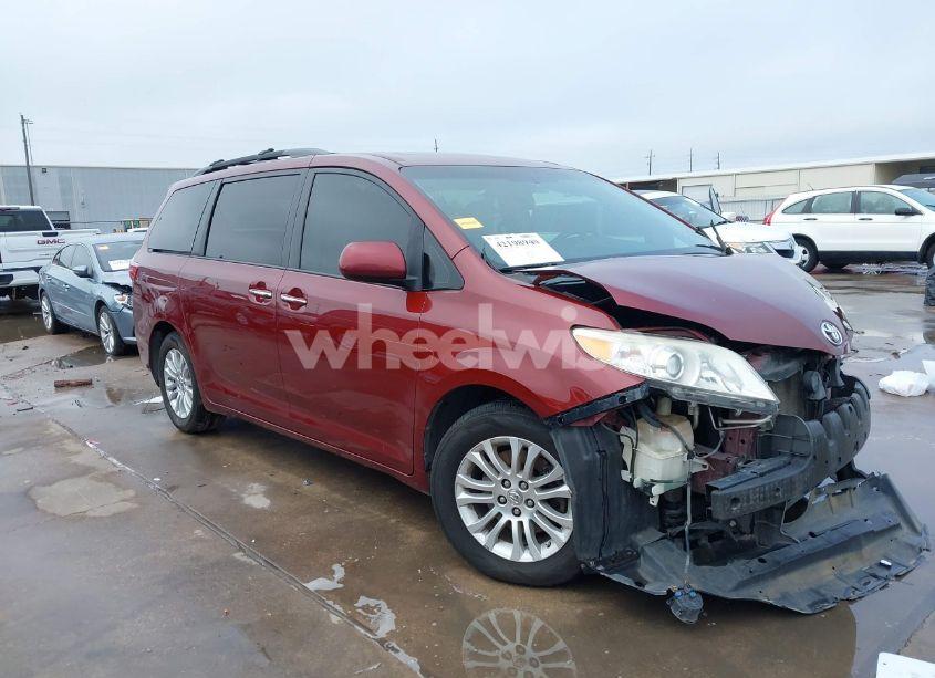 2015 Toyota Sienna XLE 8 PASSENGER (VIN 5TDYK3DC1FS576642) main photo