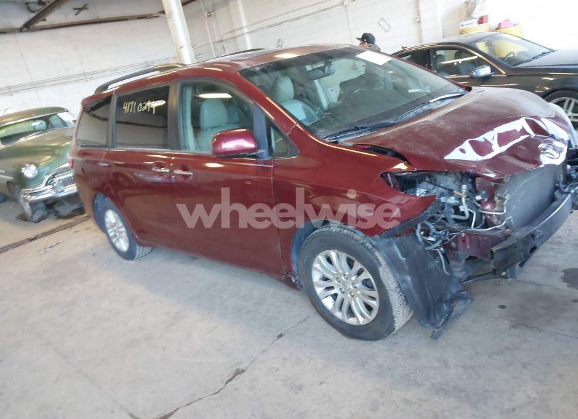 2015 Toyota Sienna XLE/LIMITED (VIN 5TDYK3DC1FS636211) main photo