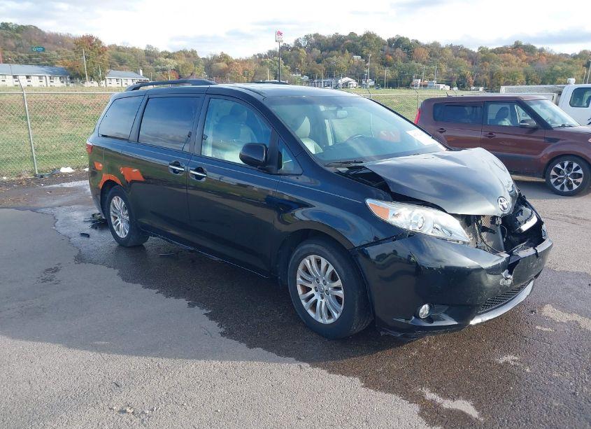 2015 Toyota Sienna XLE 8 PASSENGER (VIN 5TDYK3DC1FS689538) main photo