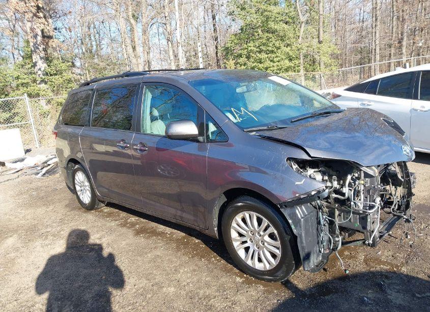 2016 Toyota Sienna XLE/LIMITED (VIN 5TDYK3DC1GS765423) main photo