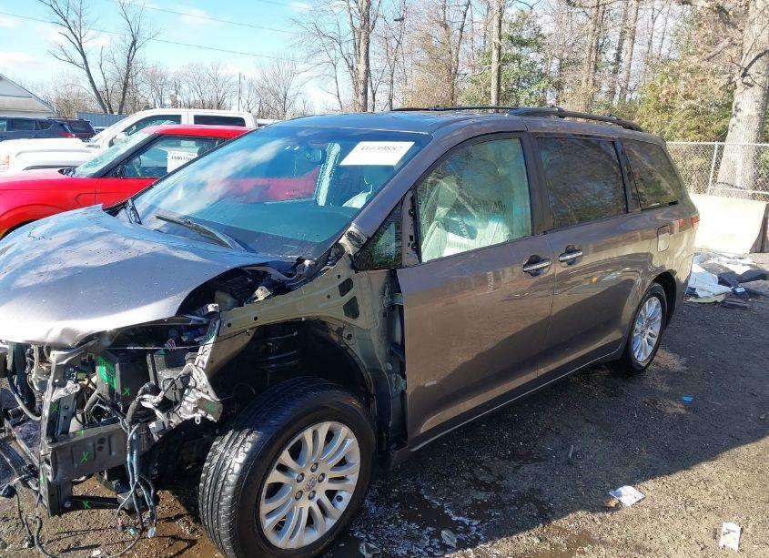 Photo 2 of 2016 Toyota Sienna XLE/LIMITED (VIN 5TDYK3DC1GS765423)