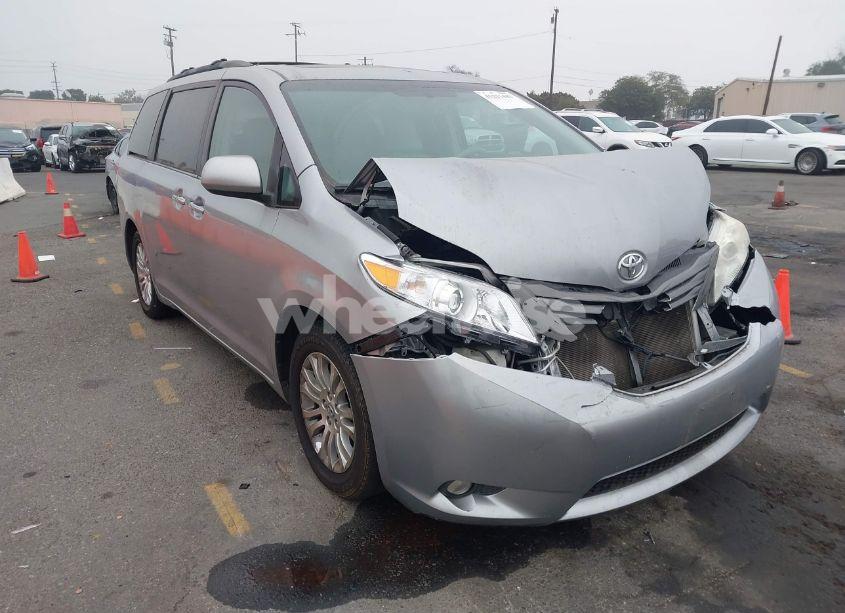 2012 Toyota Sienna XLE/LIMITED (VIN 5TDYK3DC2CS277785) main photo