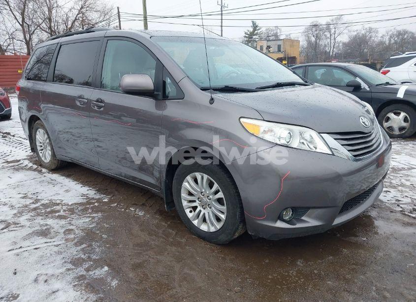 2013 Toyota Sienna XLE V6 8 PASSENGER (VIN 5TDYK3DC2DS293583) main photo