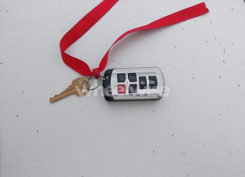 Photo 11 of 2013 Toyota Sienna XLE/LIMITED (VIN 5TDYK3DC2DS355614)