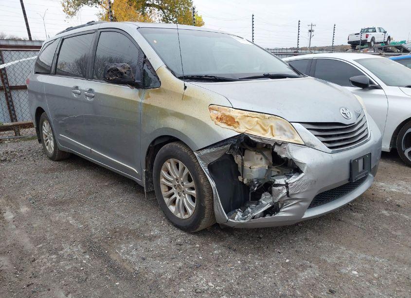 2013 Toyota Sienna XLE V6 8 PASSENGER (VIN 5TDYK3DC2DS374776) main photo