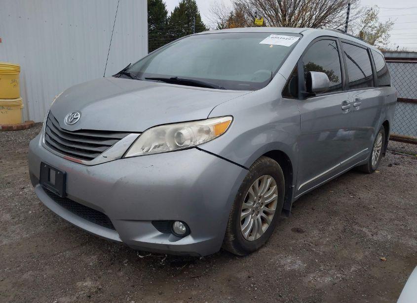 Photo 2 of 2013 Toyota Sienna XLE V6 8 PASSENGER (VIN 5TDYK3DC2DS374776)