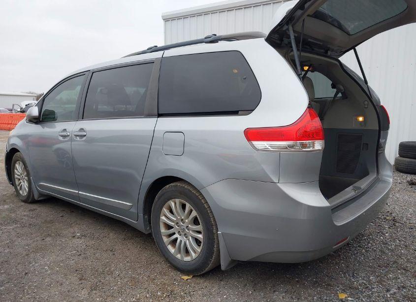 Photo 3 of 2013 Toyota Sienna XLE V6 8 PASSENGER (VIN 5TDYK3DC2DS374776)