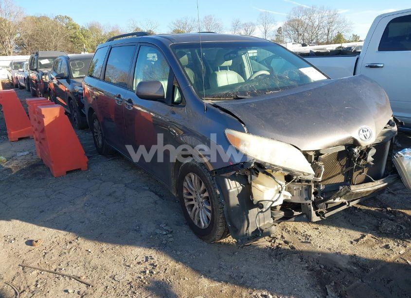 2014 Toyota Sienna XLE V6 8 PASSENGER (VIN 5TDYK3DC2ES412072) main photo