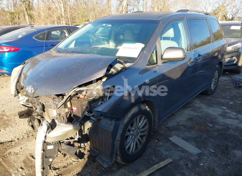 Photo 2 of 2014 Toyota Sienna XLE V6 8 PASSENGER (VIN 5TDYK3DC2ES412072)