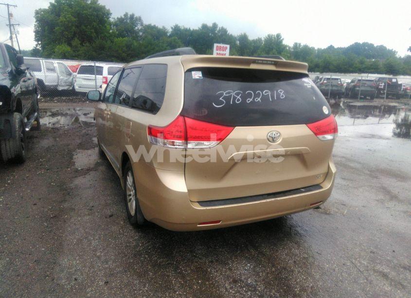 Photo 3 of 2014 Toyota Sienna XLE V6 8 PASSENGER (VIN 5TDYK3DC2ES443323)