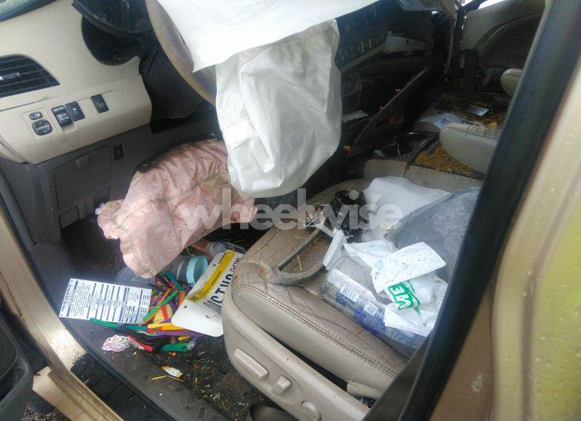 Photo 5 of 2014 Toyota Sienna XLE V6 8 PASSENGER (VIN 5TDYK3DC2ES443323)