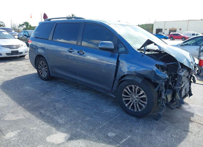 2014 Toyota Sienna XLE V6 8 PASSENGER (VIN 5TDYK3DC2ES447016) main photo