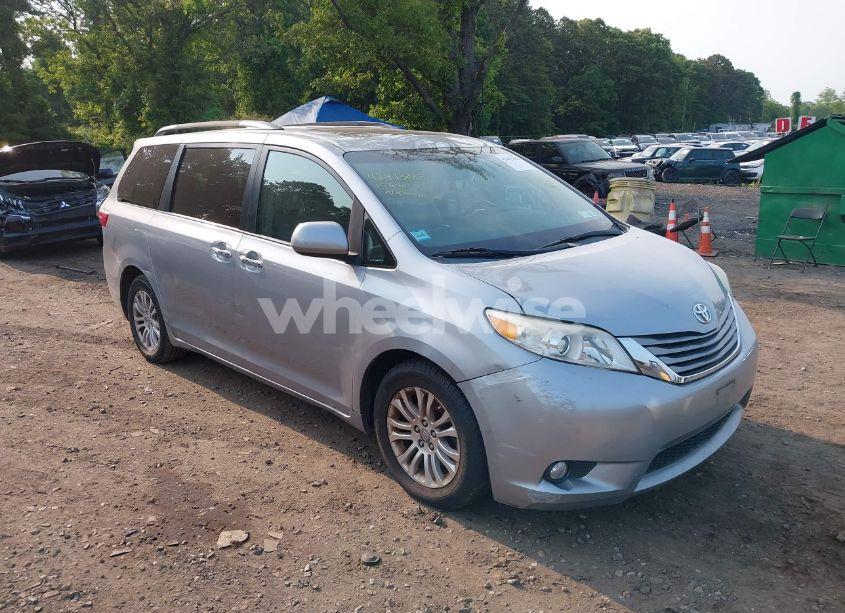 2015 Toyota Sienna XLE 8 PASSENGER (VIN 5TDYK3DC2FS582546) main photo