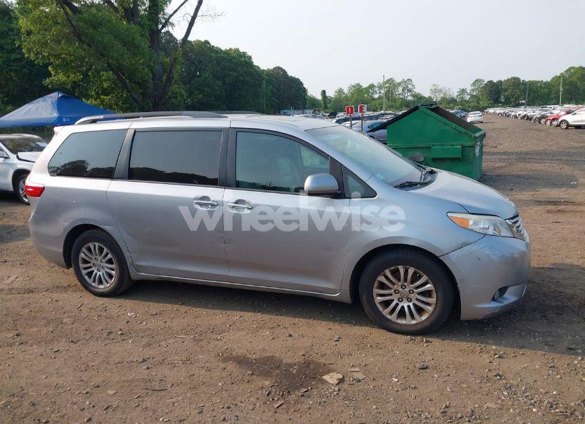 Photo 13 of 2015 Toyota Sienna XLE 8 PASSENGER (VIN 5TDYK3DC2FS582546)
