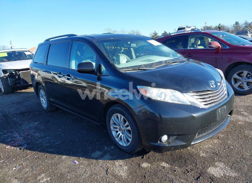 2015 Toyota Sienna XLE/LIMITED (VIN 5TDYK3DC2FS582675) main photo