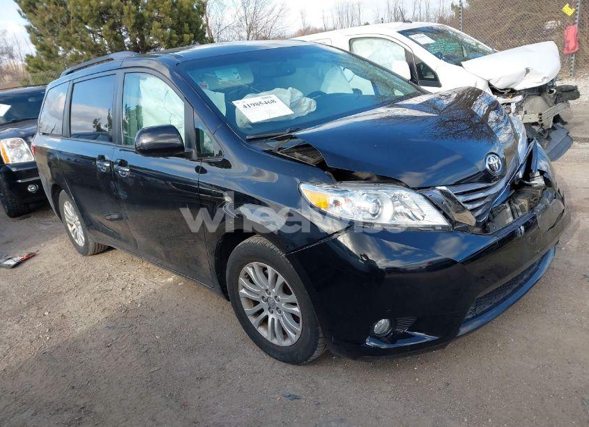 2015 Toyota Sienna XLE 8 PASSENGER (VIN 5TDYK3DC2FS651400) main photo