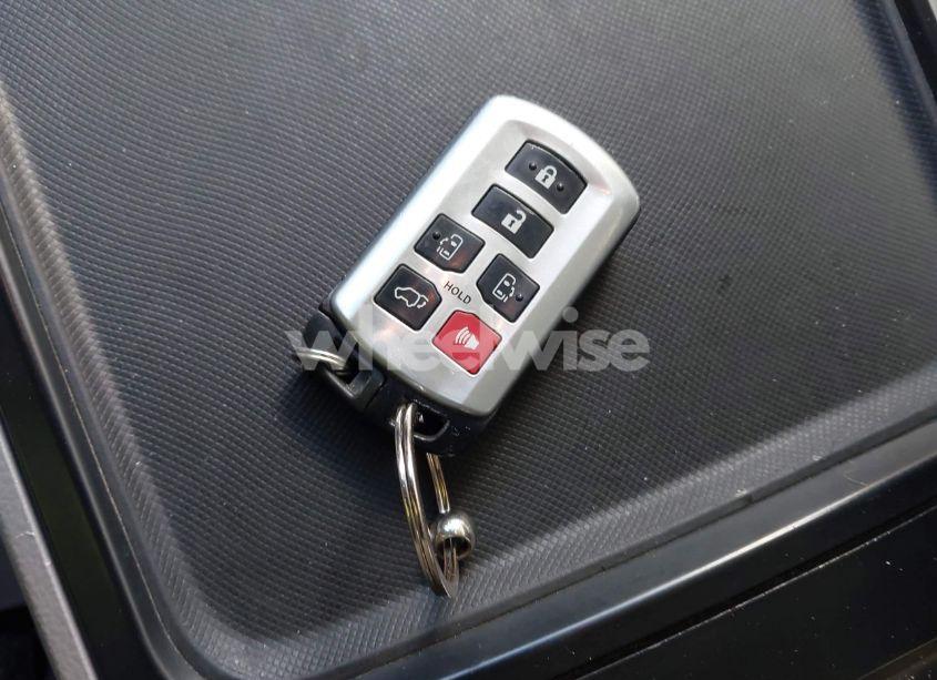 Photo 11 of 2015 Toyota Sienna XLE 8 PASSENGER (VIN 5TDYK3DC2FS651400)