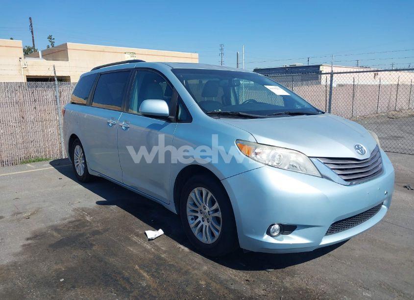 2015 Toyota Sienna XLE/LIMITED (VIN 5TDYK3DC2FS682372) main photo