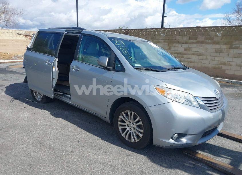 2016 Toyota Sienna XLE/LIMITED (VIN 5TDYK3DC2GS699416) main photo