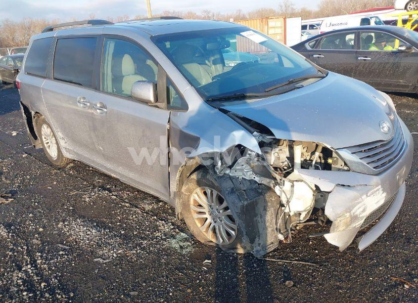 2016 Toyota Sienna XLE 8 PASSENGER (VIN 5TDYK3DC2GS720782) main photo