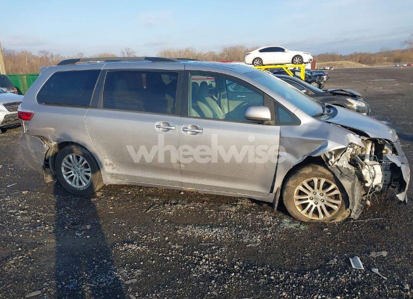 Photo 14 of 2016 Toyota Sienna XLE 8 PASSENGER (VIN 5TDYK3DC2GS720782)