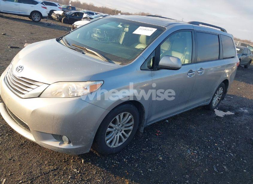 Photo 2 of 2016 Toyota Sienna XLE 8 PASSENGER (VIN 5TDYK3DC2GS720782)