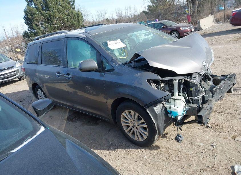 2016 Toyota Sienna XLE 8 PASSENGER (VIN 5TDYK3DC2GS731121) main photo