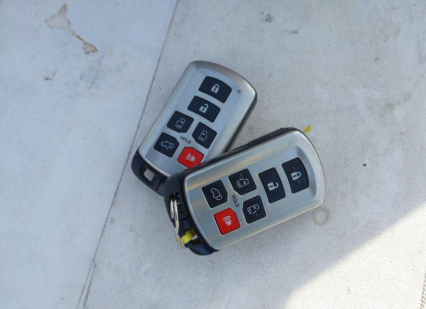 Photo 11 of 2016 Toyota Sienna XLE 8 PASSENGER (VIN 5TDYK3DC2GS731121)