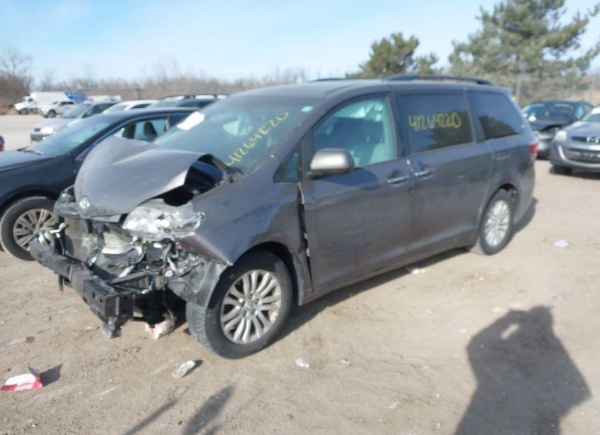 Photo 2 of 2016 Toyota Sienna XLE 8 PASSENGER (VIN 5TDYK3DC2GS731121)