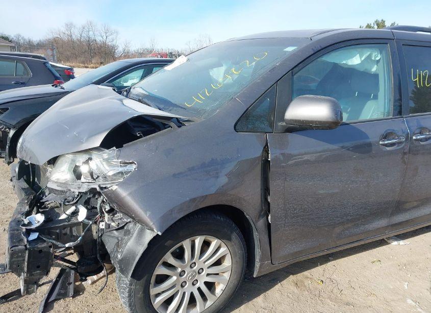 Photo 21 of 2016 Toyota Sienna XLE 8 PASSENGER (VIN 5TDYK3DC2GS731121)