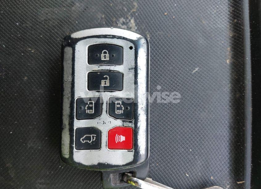 Photo 11 of 2016 Toyota Sienna XLE 8 PASSENGER (VIN 5TDYK3DC2GS739042)