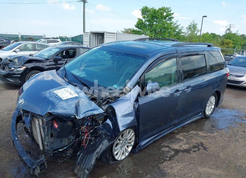 Photo 2 of 2016 Toyota Sienna XLE 8 PASSENGER (VIN 5TDYK3DC2GS739042)