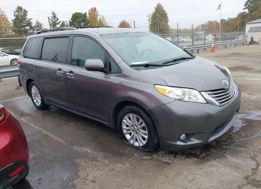 2011 Toyota Sienna XLE/LIMITED (VIN 5TDYK3DC3BS112908) main photo