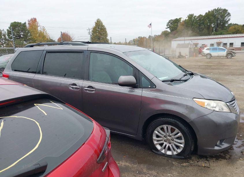 Photo 13 of 2011 Toyota Sienna XLE/LIMITED (VIN 5TDYK3DC3BS112908)