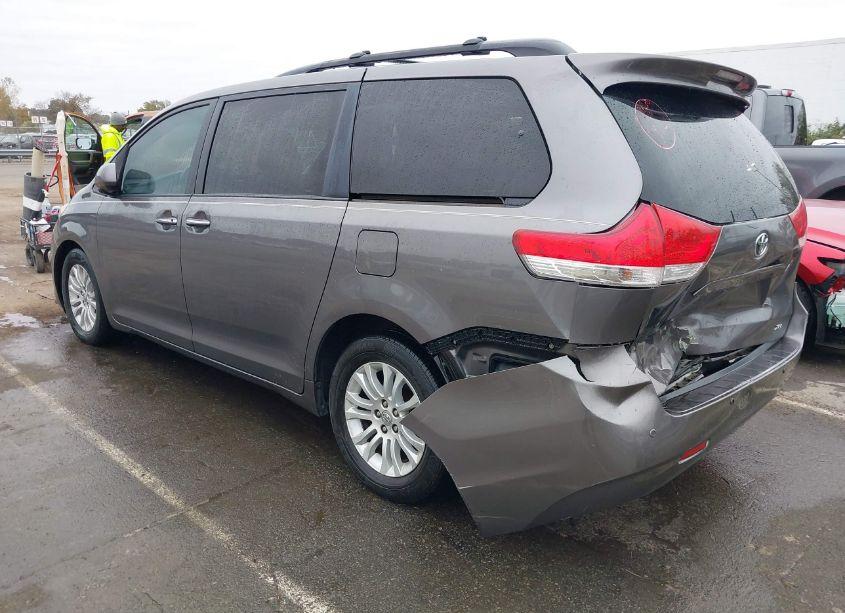 Photo 3 of 2011 Toyota Sienna XLE/LIMITED (VIN 5TDYK3DC3BS112908)