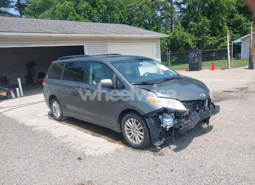 2011 Toyota Sienna XLE V6 (VIN 5TDYK3DC3BS146444) main photo