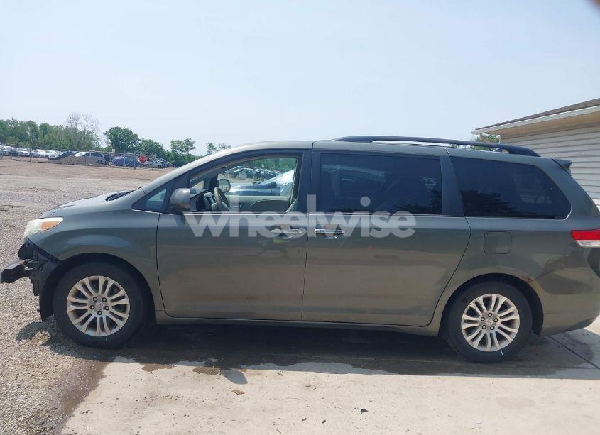 Photo 15 of 2011 Toyota Sienna XLE V6 (VIN 5TDYK3DC3BS146444)