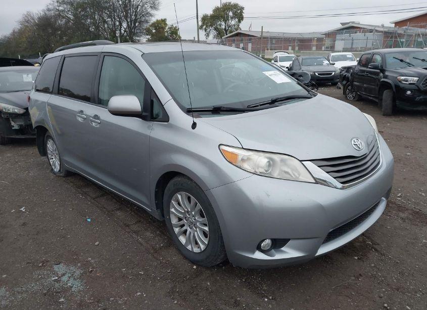 2012 Toyota Sienna XLE V6 8 PASSENGER (VIN 5TDYK3DC3CS259618) main photo