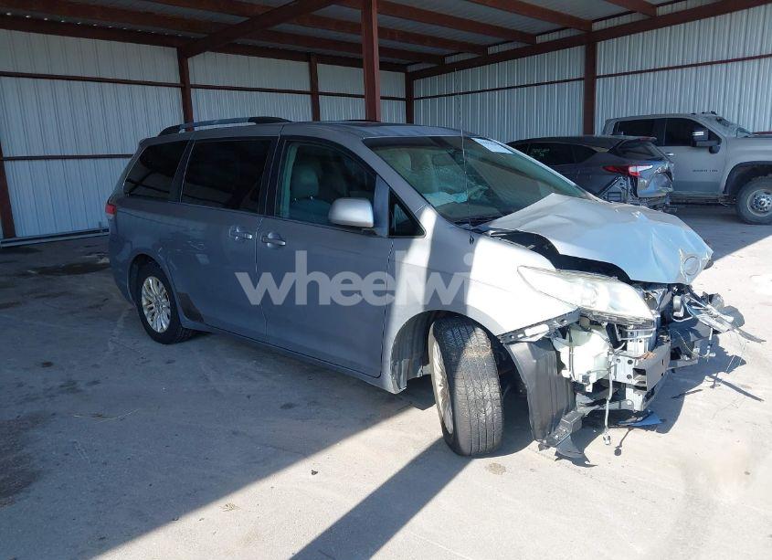 2013 Toyota Sienna XLE V6 8 PASSENGER (VIN 5TDYK3DC3DS297044) main photo