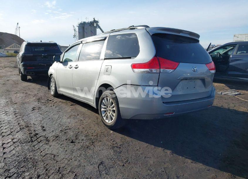 Photo 3 of 2013 Toyota Sienna XLE V6 8 PASSENGER (VIN 5TDYK3DC3DS310780)