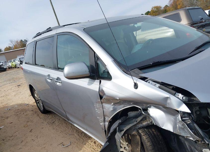 Photo 13 of 2013 Toyota Sienna XLE/LIMITED (VIN 5TDYK3DC3DS334982)