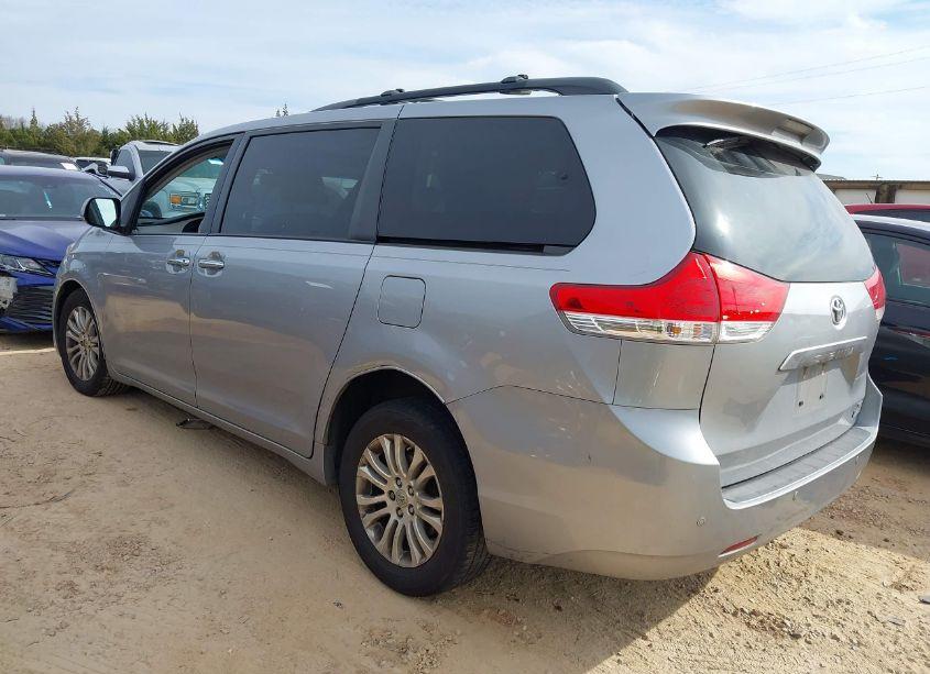 Photo 3 of 2013 Toyota Sienna XLE/LIMITED (VIN 5TDYK3DC3DS334982)