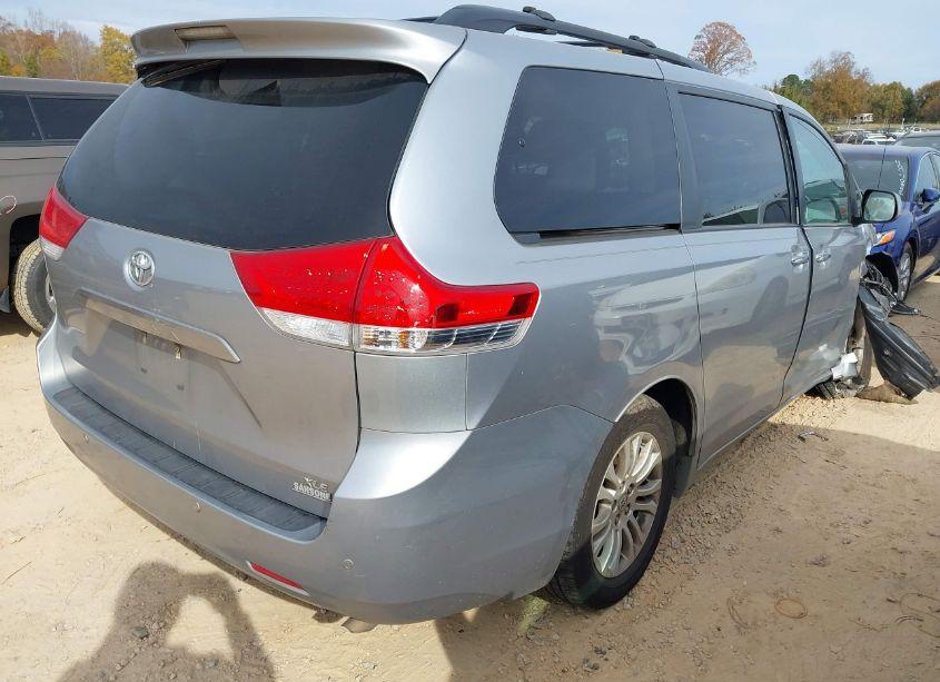 Photo 4 of 2013 Toyota Sienna XLE/LIMITED (VIN 5TDYK3DC3DS334982)