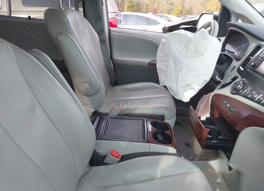 Photo 5 of 2013 Toyota Sienna XLE/LIMITED (VIN 5TDYK3DC3DS334982)