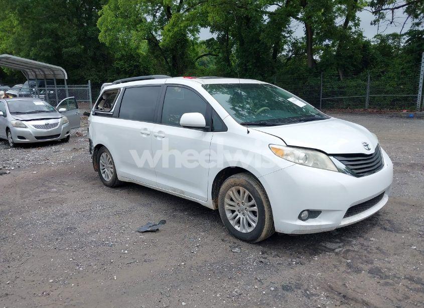 2014 Toyota Sienna XLE V6 8 PASSENGER (VIN 5TDYK3DC3ES442911) main photo
