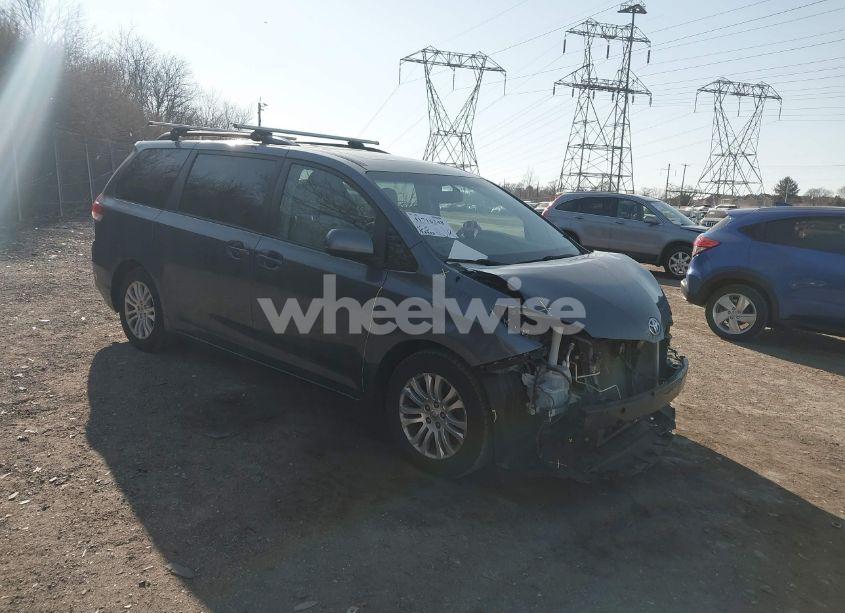 2014 Toyota Sienna XLE V6 8 PASSENGER (VIN 5TDYK3DC3ES487461) main photo