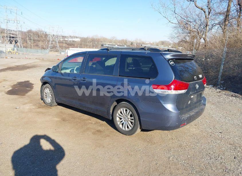 Photo 3 of 2014 Toyota Sienna XLE V6 8 PASSENGER (VIN 5TDYK3DC3ES487461)